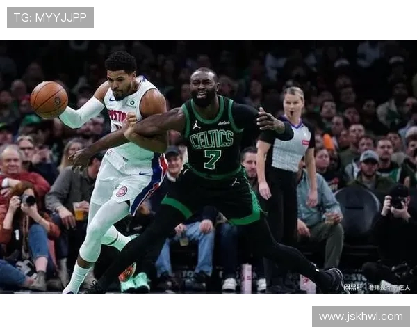 杰伦布朗半场火力全开15投10中狂砍24分3篮板3助攻展现超强实力